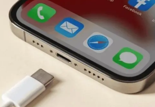 崇左苹果15维修分享iPhone15改USB-C接口后能和安卓用户互借充电器吗 